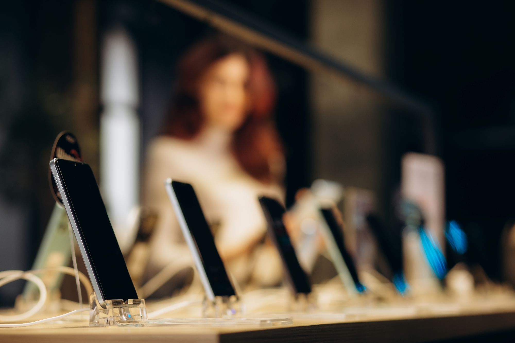 un présentoir de téléphones mobiles dans une boutique
